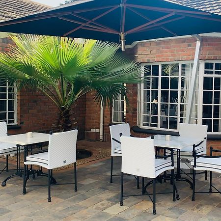 The Leslie Executive Hotel Blantyre Esterno foto