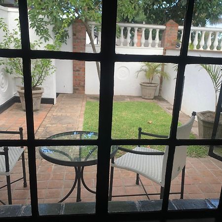 The Leslie Executive Hotel Blantyre Esterno foto