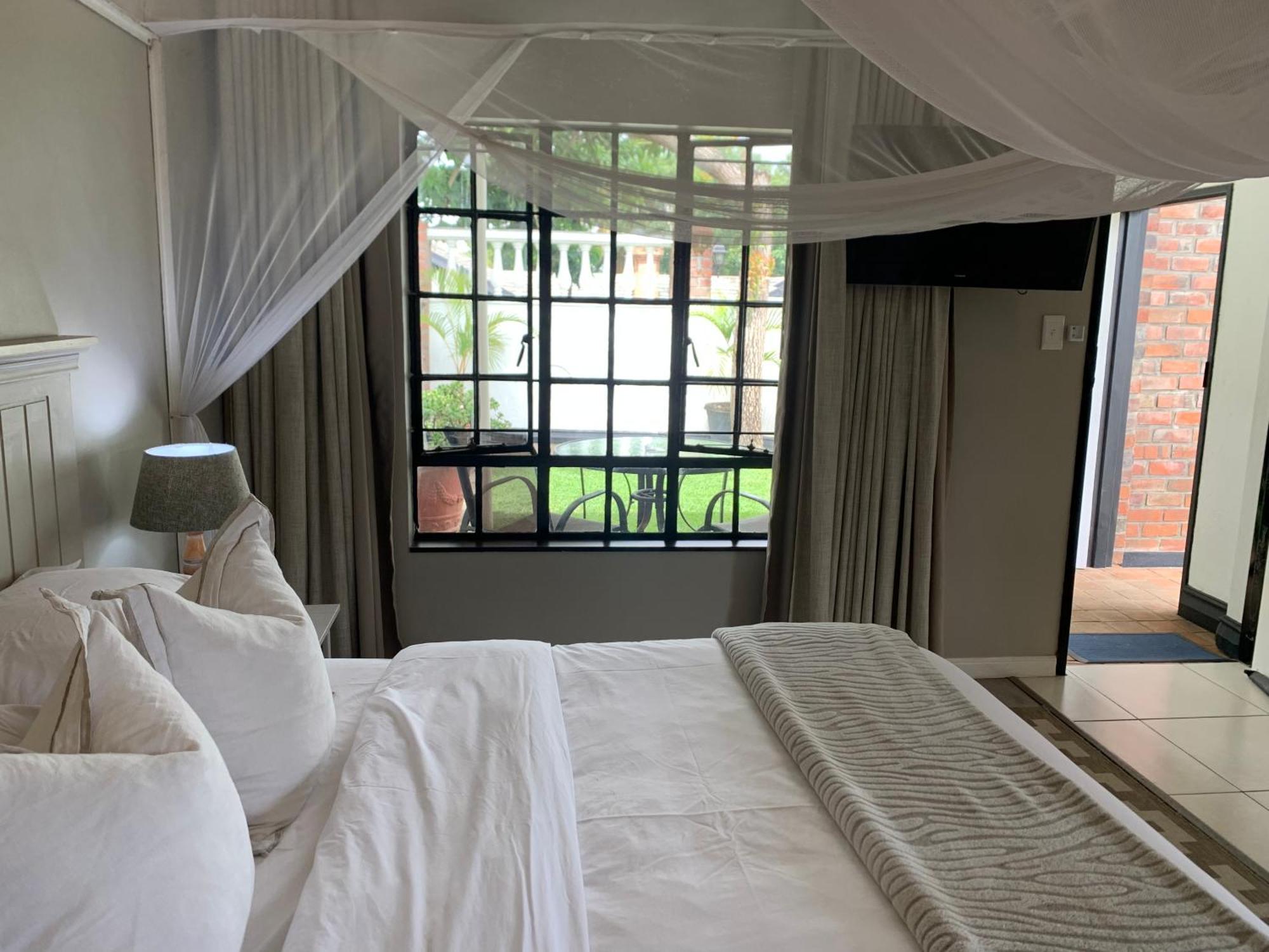 The Leslie Executive Hotel Blantyre Esterno foto