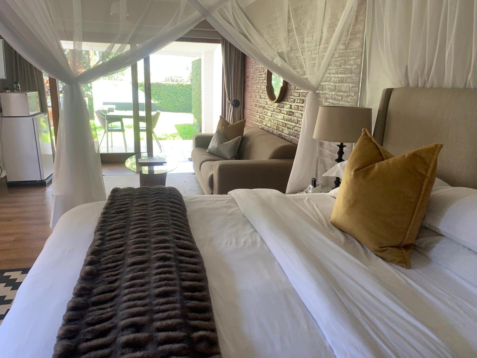 The Leslie Executive Hotel Blantyre Esterno foto