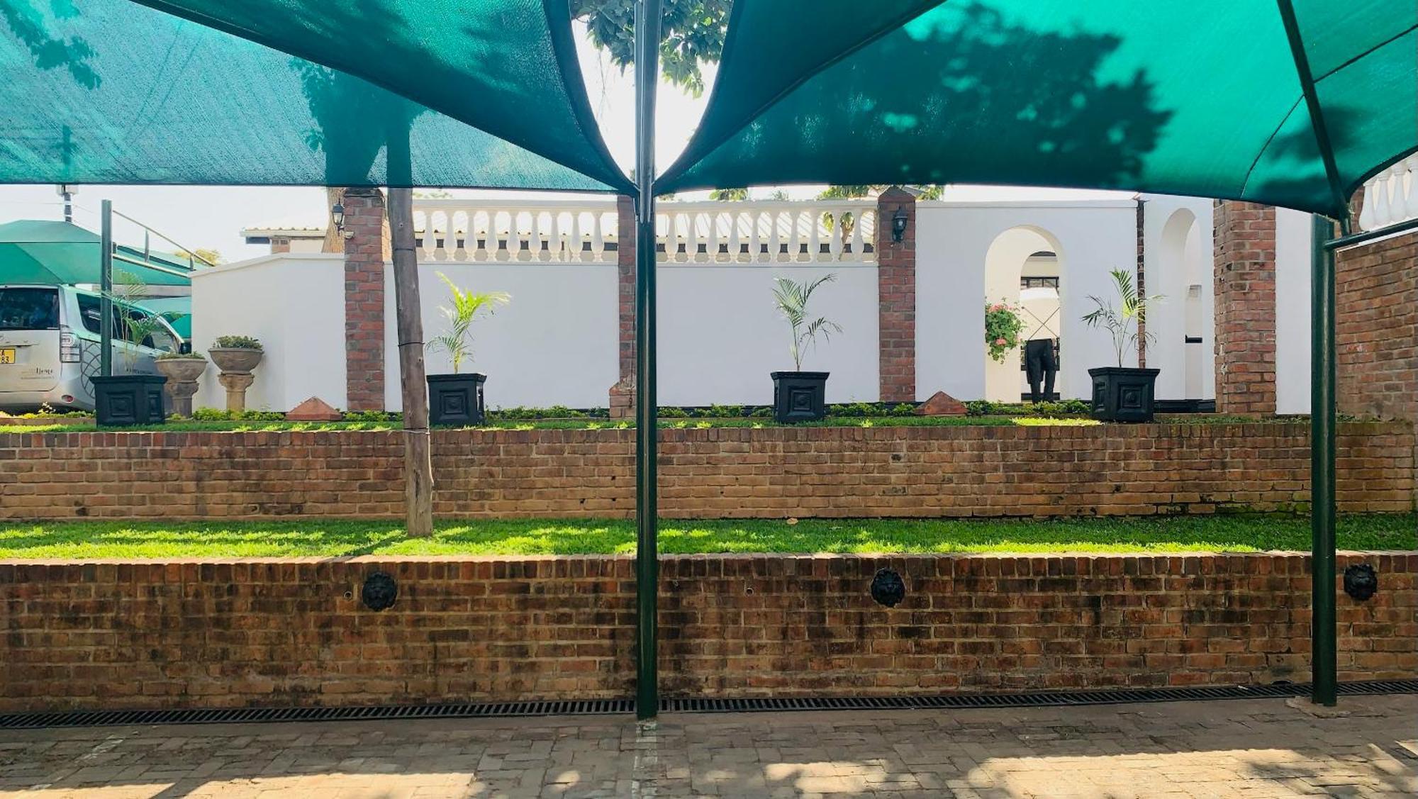 The Leslie Executive Hotel Blantyre Esterno foto