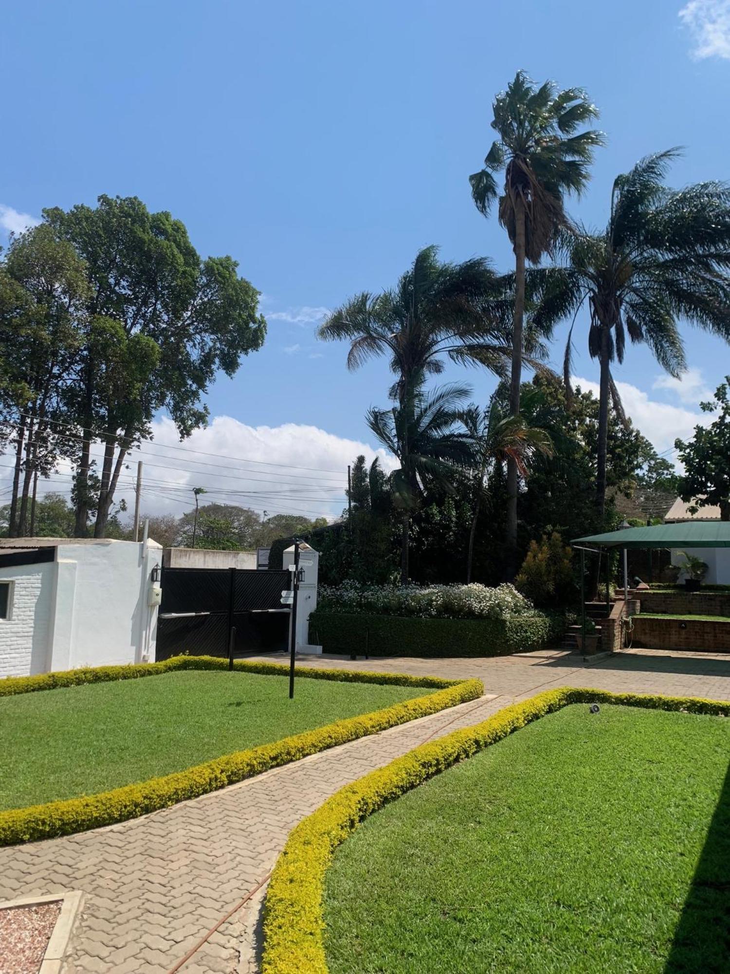 The Leslie Executive Hotel Blantyre Esterno foto