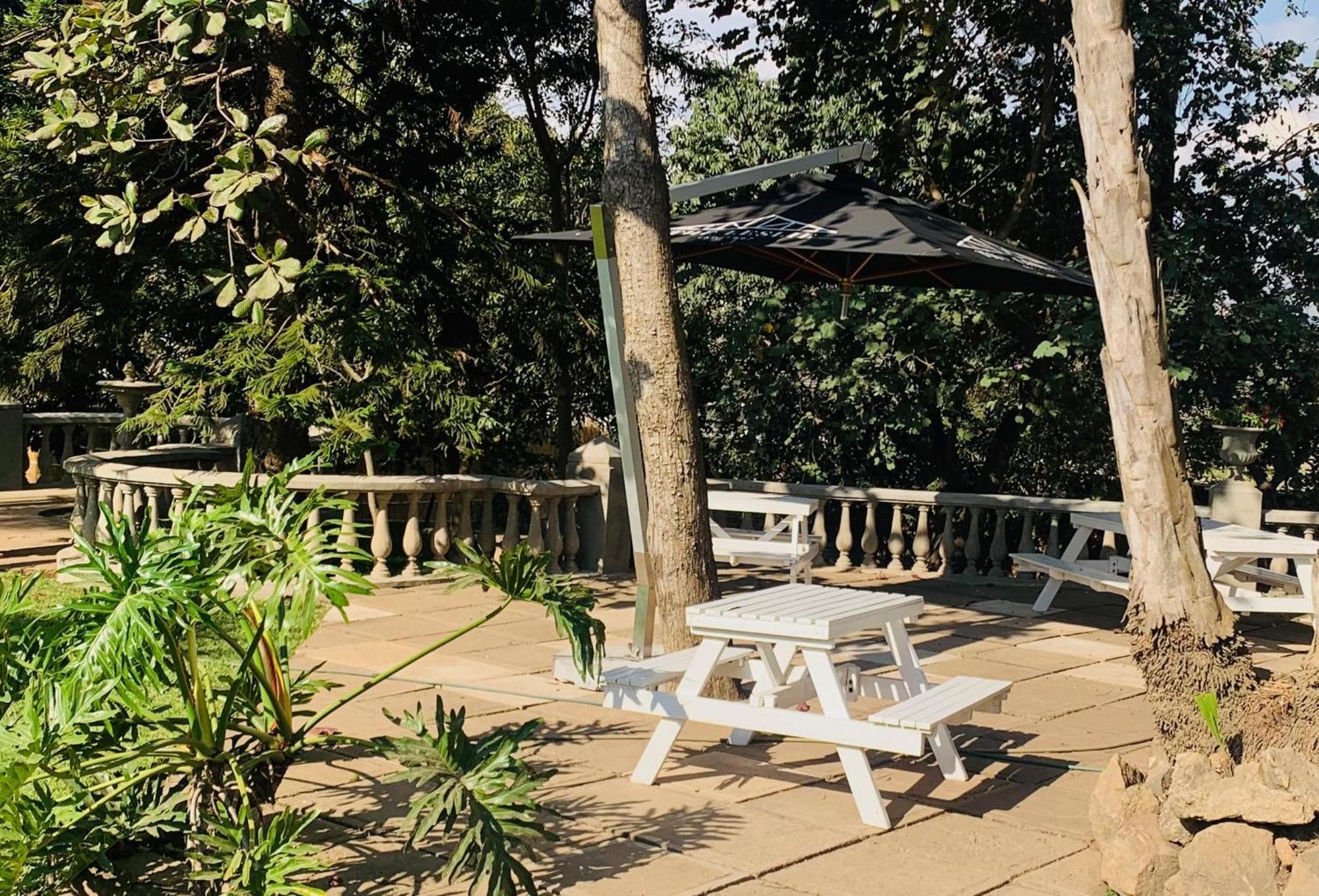 The Leslie Executive Hotel Blantyre Esterno foto