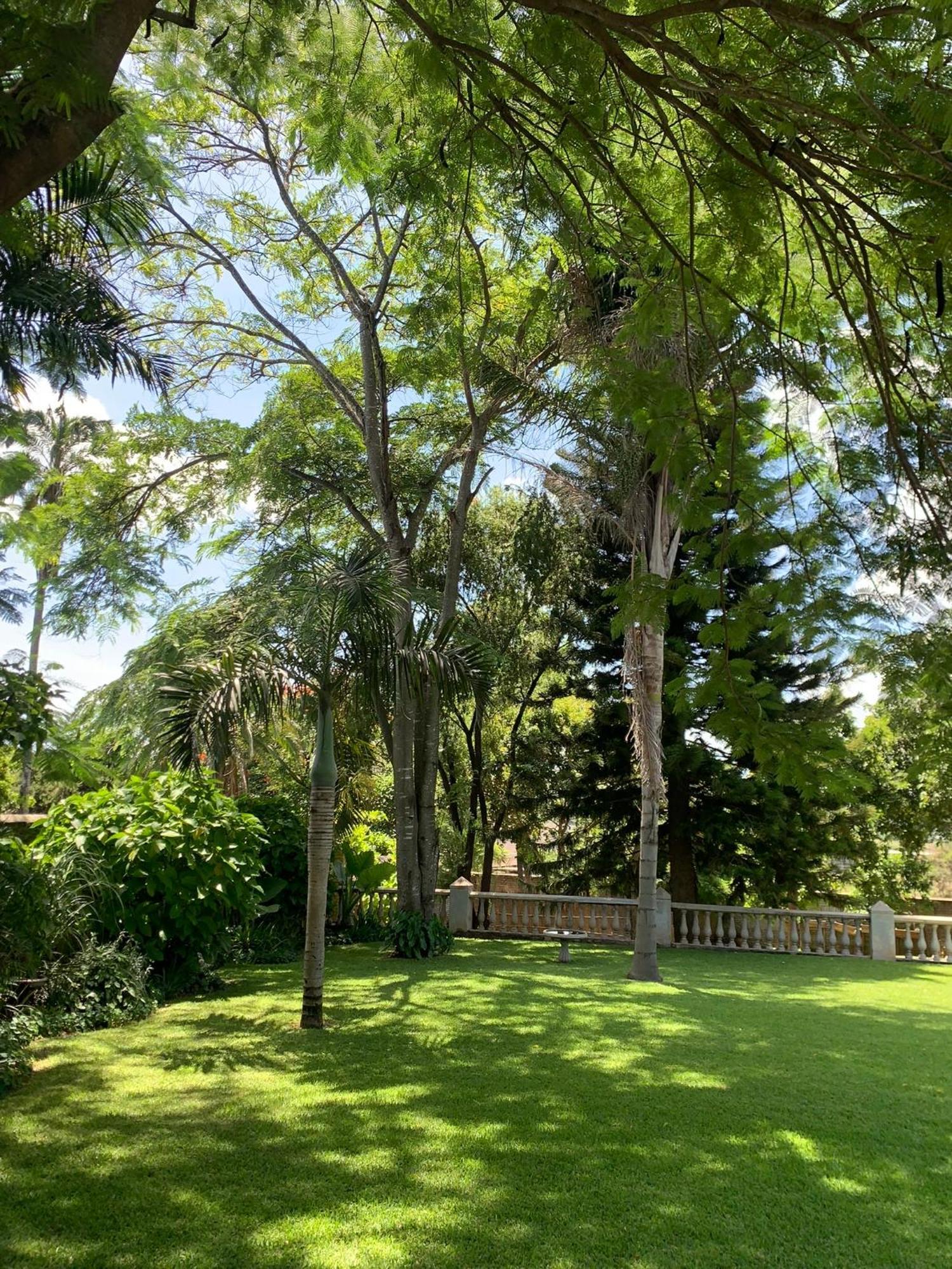 The Leslie Executive Hotel Blantyre Esterno foto